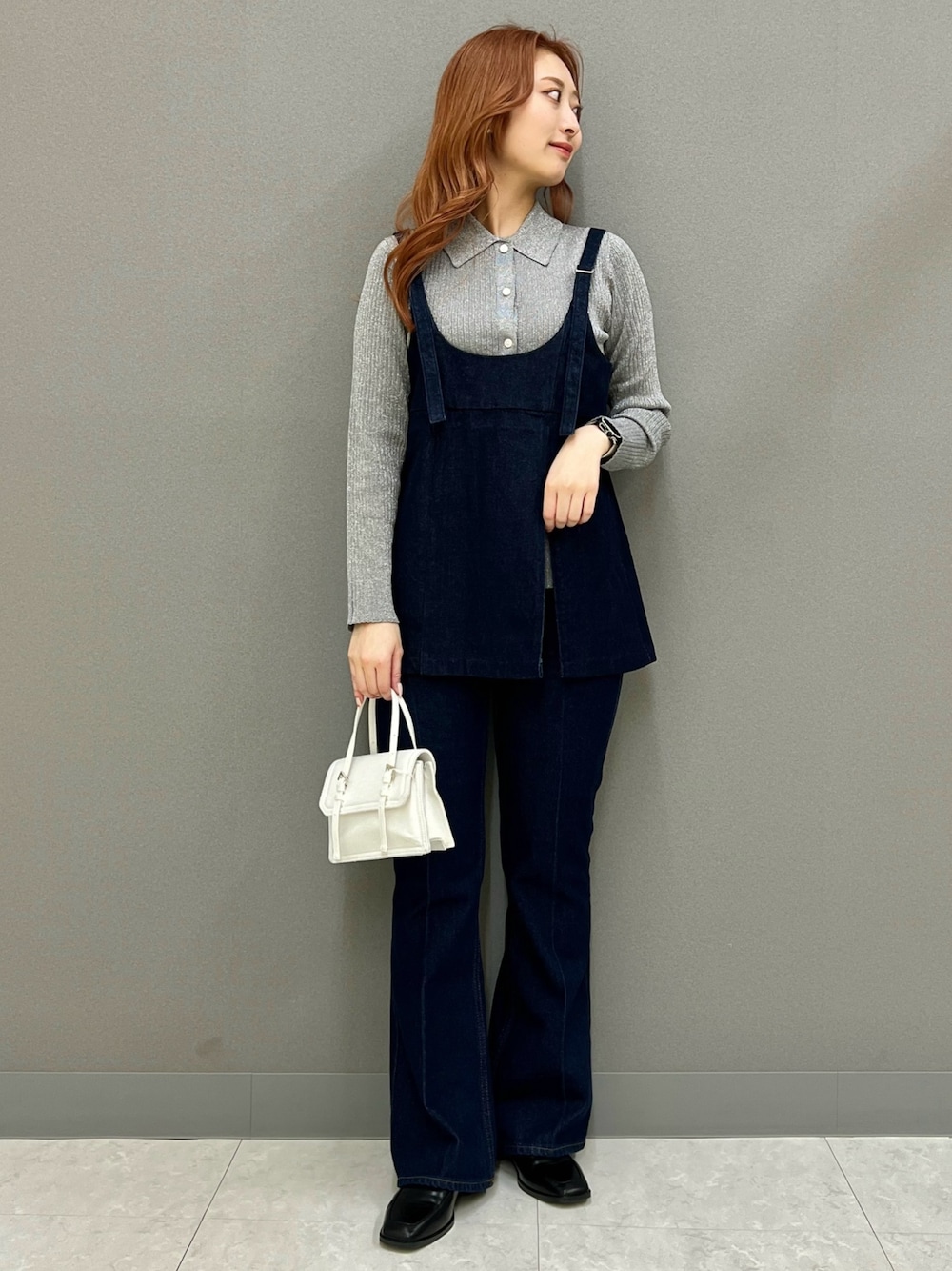 ブルー系のキャミソール、ブルー系のデニムパンツ、グレー系のニット/セーターを着用したレディースの冬コーディネートの1枚目の写真