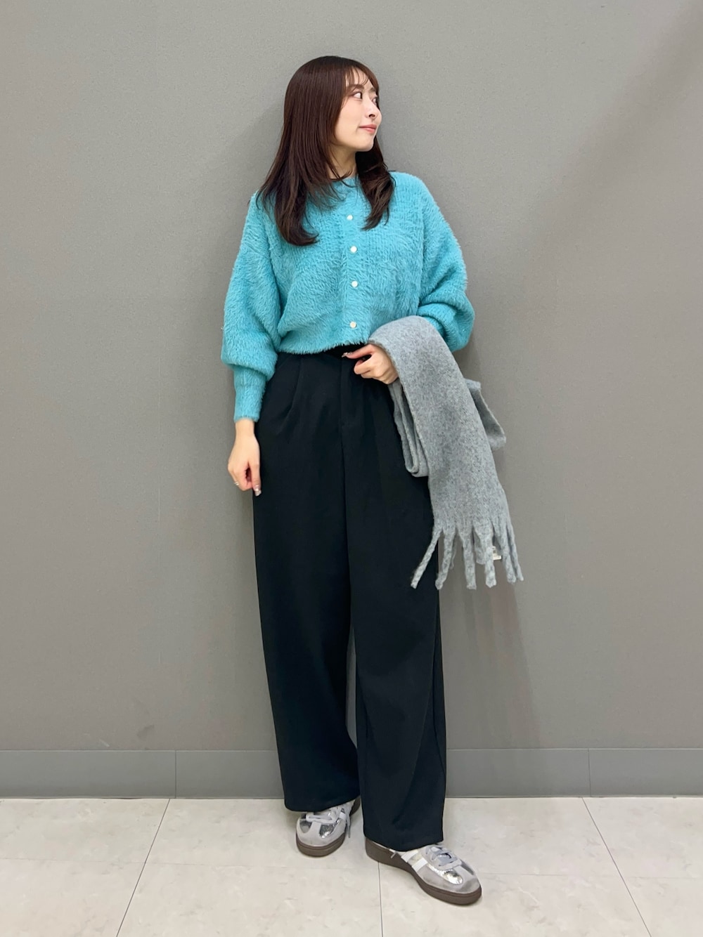 ブルー系のカーディガン/ボレロ、ブラック系のその他パンツ、グレー系のマフラーを着用したレディースの秋コーディネートの1枚目の写真