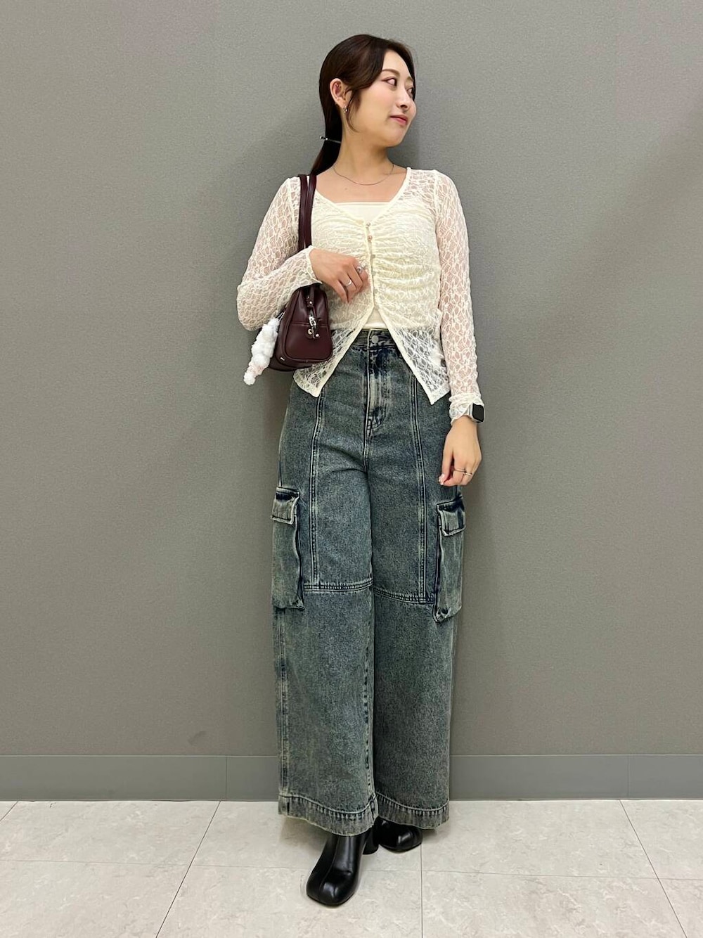 ホワイト系のキャミソール、ブラック系のサンダル、レッド系のボストンバッグを着用したレディースの夏コーディネートの1枚目の写真