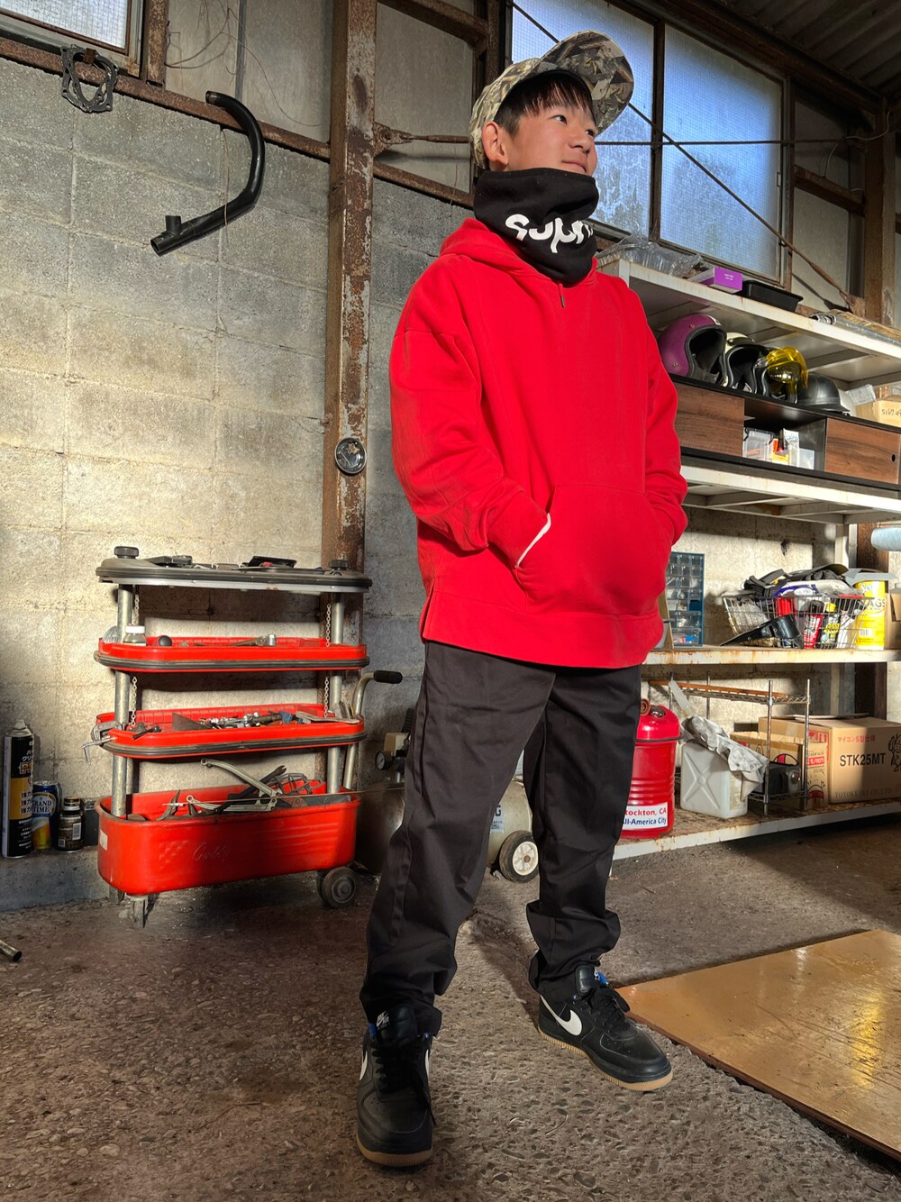 「Supreme のアイテム（キャップ、グリーン系）」を使った、373さん（メンズ・156cm）の冬コーディネートの1枚目の写真