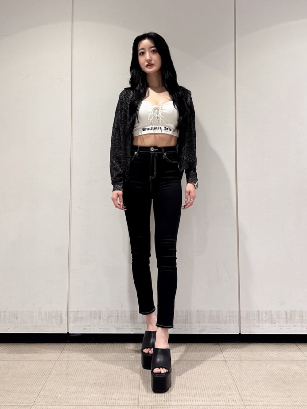 ブラック系のデニムパンツ、ブラック系のサンダル、ブラック系のシャツ/ブラウスを着用したレディースの夏コーディネートの1枚目の写真