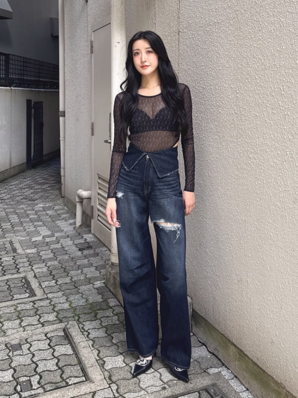 ブラック系のTシャツ/カットソー、ブルー系のデニムパンツ、ブラック系のパンプスを着用したレディースの夏コーディネートの1枚目の写真