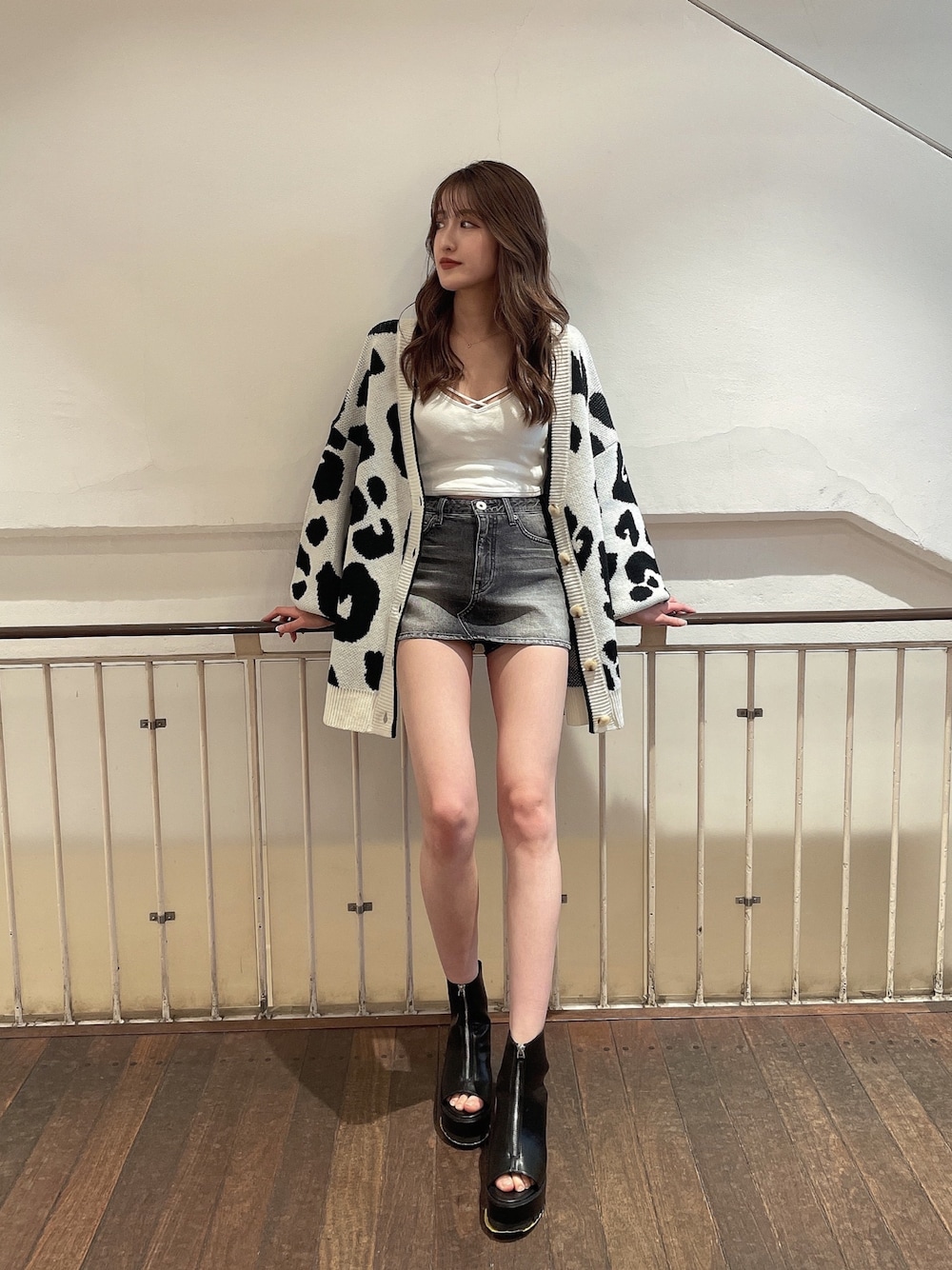 「GYDA、GYDAコーデ、デニムスカート、レオパード、カジュアルコーデ、カーディガン、カーディガンコーデ」｜「GYDAのGレオパードLOOSEニットカーディガン（カーディガン/ボレロ、ホワイト系）」を使った、maiさん（レディース・167cm）の春コーディネートの1枚目の写真