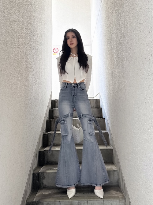 ハイウエスト strap cargo designフレアデニムパンツ（デニム