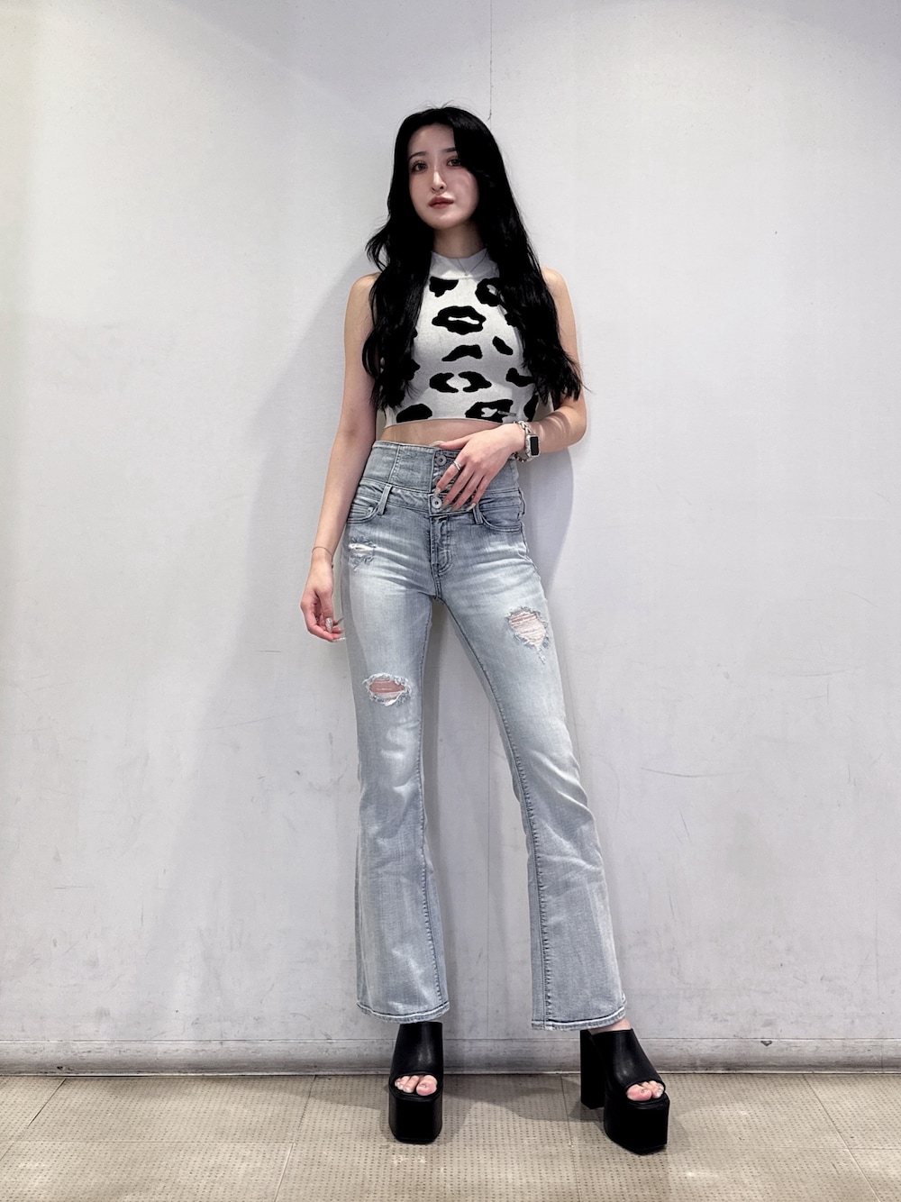 その他のニット/セーター、ブルー系のデニムパンツ、ブラック系のサンダルを着用したレディースの夏コーディネートの1枚目の写真