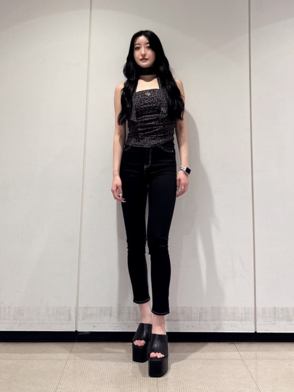 ブラック系のデニムパンツ、ブラック系のサンダル、その他のチューブトップを着用したレディースの夏コーディネートの1枚目の写真