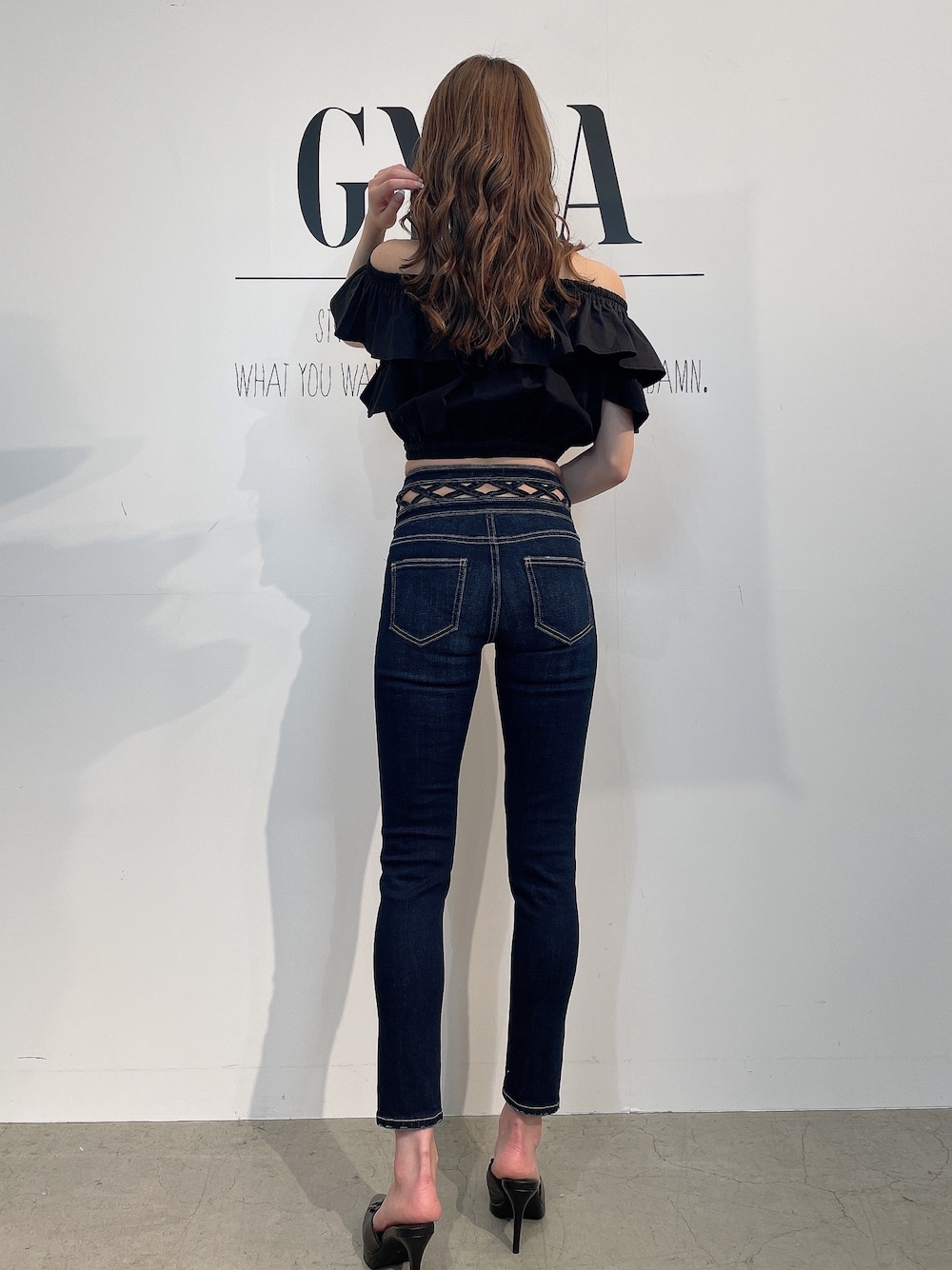 「GYDA、gydaデニム、オフショル、オフショルブラウス、デニム、デニムパンツ、デニムコーデ、スキニーデニム、スキニー、春夏コーデ、春服、モノトーンコーデ、きれいめカジュアル、カジュアル、カジュアルコーデ」｜「GYDAのフリルオフショルブラウス（シャツ/ブラウス、ブラック系）」を使った、maiさん（レディース・167cm）の春コーディネートの1枚目の写真