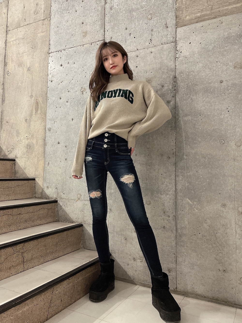 ベージュ系のニット/セーター、ブルー系のデニムパンツ、ブラック系のブーツを着用したレディースの冬コーディネートの1枚目の写真