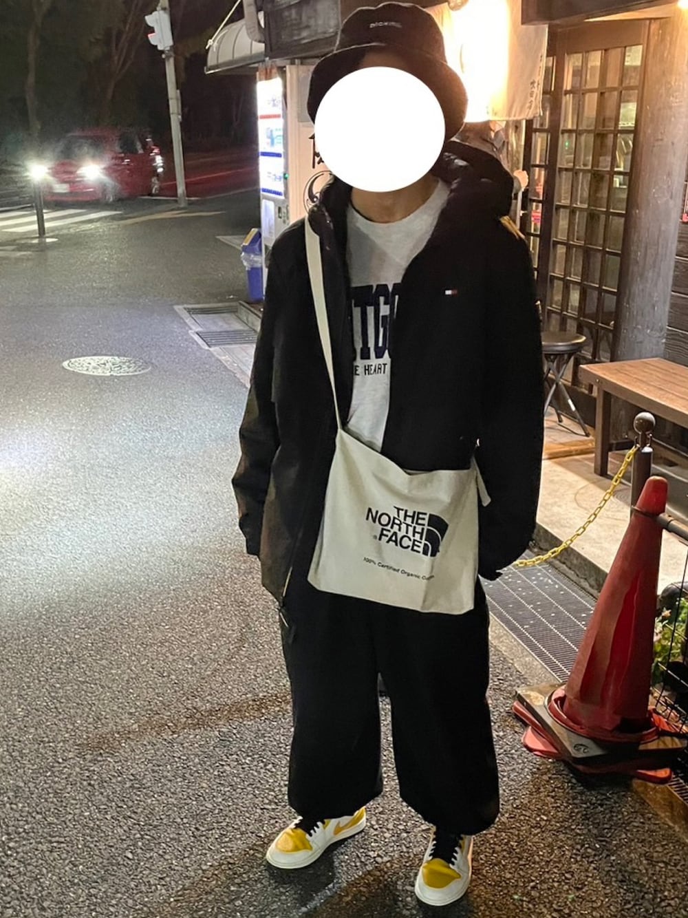 「私の推しブランド、おしゃれさんと繋がりたい、ワントーンコーデ、カジュアル、冬コーデ、ブラック、オーバーサイズ、シンプル、今日のコーデ、ラフ、ミリタリー、カーゴパンツ、厚底スニーカー、モノトーンコーデ、ブラックコーデ」｜「NIKEの＜NIKE＞AIR JORDAN 1 LOW SE/スニーカー（スニーカー、イエロー系）」を使った、luckyyyさん（メンズ・171cm）の冬コーディネートの1枚目の写真