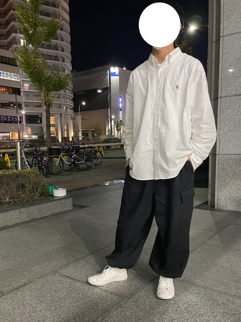 「お洒落さんとつながりたい、ブラック、ワイドパンツ、秋服コーデ、白スニーカー、ミリタリー、オックスフォードシャツ、モノトーンコーデ、シンプルコーデ、カジュアルコーデ、いいね、save、フォローお願いします🤑」｜「SPINNSの【ビックシルエット】ワンポイント刺繍 長袖袖オックスフォードシャツ（シャツ/ブラウス、ホワイト系）」を使った、luckyyyさん（メンズ・171cm）の秋コーディネートの1枚目の写真