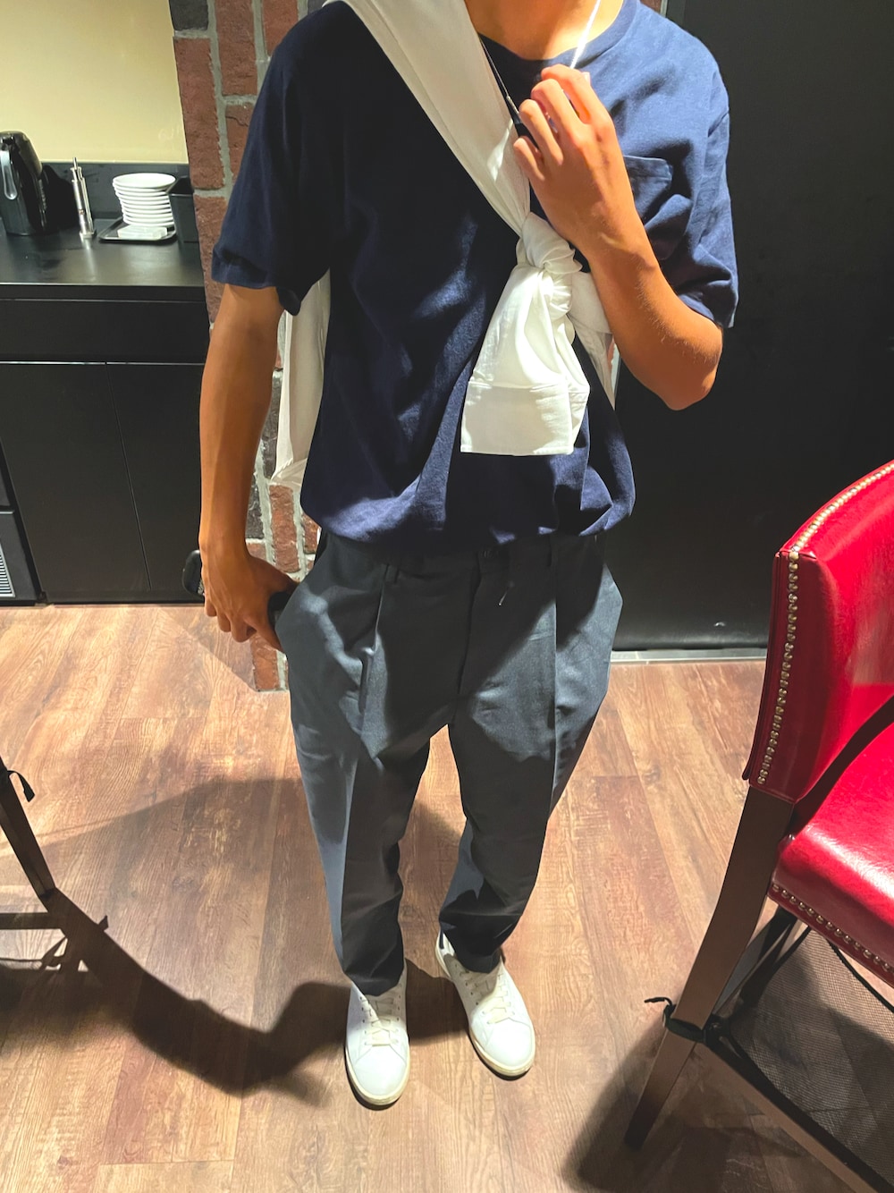 「たすき掛け、スラックス、BEAMS、adidasスニーカー、グレーパンツ、グレースラックス、カジュアル、ネックレス」｜「GUのアイテム（スラックス、グレー系）」を使った、luckyyyさん（メンズ・171cm）の秋コーディネートの1枚目の写真