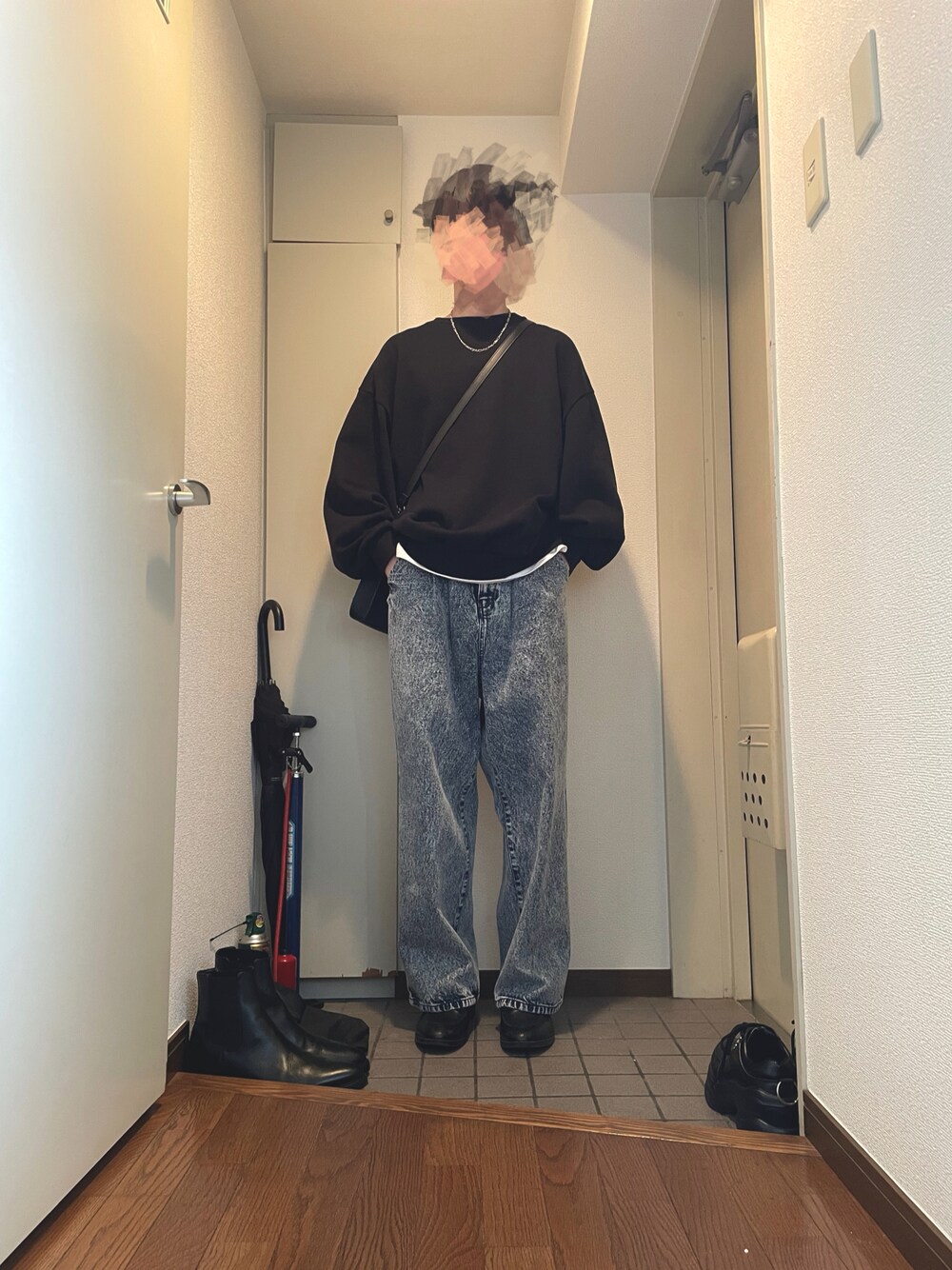 「今日のコーデ、きれいめカジュアル、デートコーデ、お洒落さんとつながりたい」｜「ADRERの【ADRER】ヴィンテージメイクワイドテーパードデニム（デニムパンツ、ブルー系）」を使った、LENNさん（メンズ・180cm）の春コーディネートの1枚目の写真