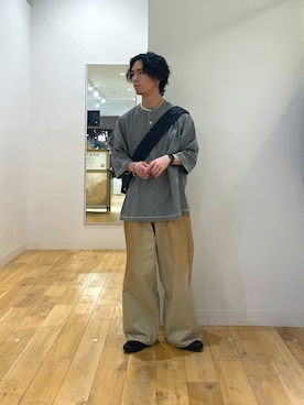 「SENSE OF PLACE by URBAN RESEARCH(センスオブプレイスバイアーバンリサーチ)のTAION ミリタリーバナナショルダーダウンバッグM(ショルダーバッグ、ブラック系)」を使った、にしはらさん(メンズ・169cm)の春コーディネート