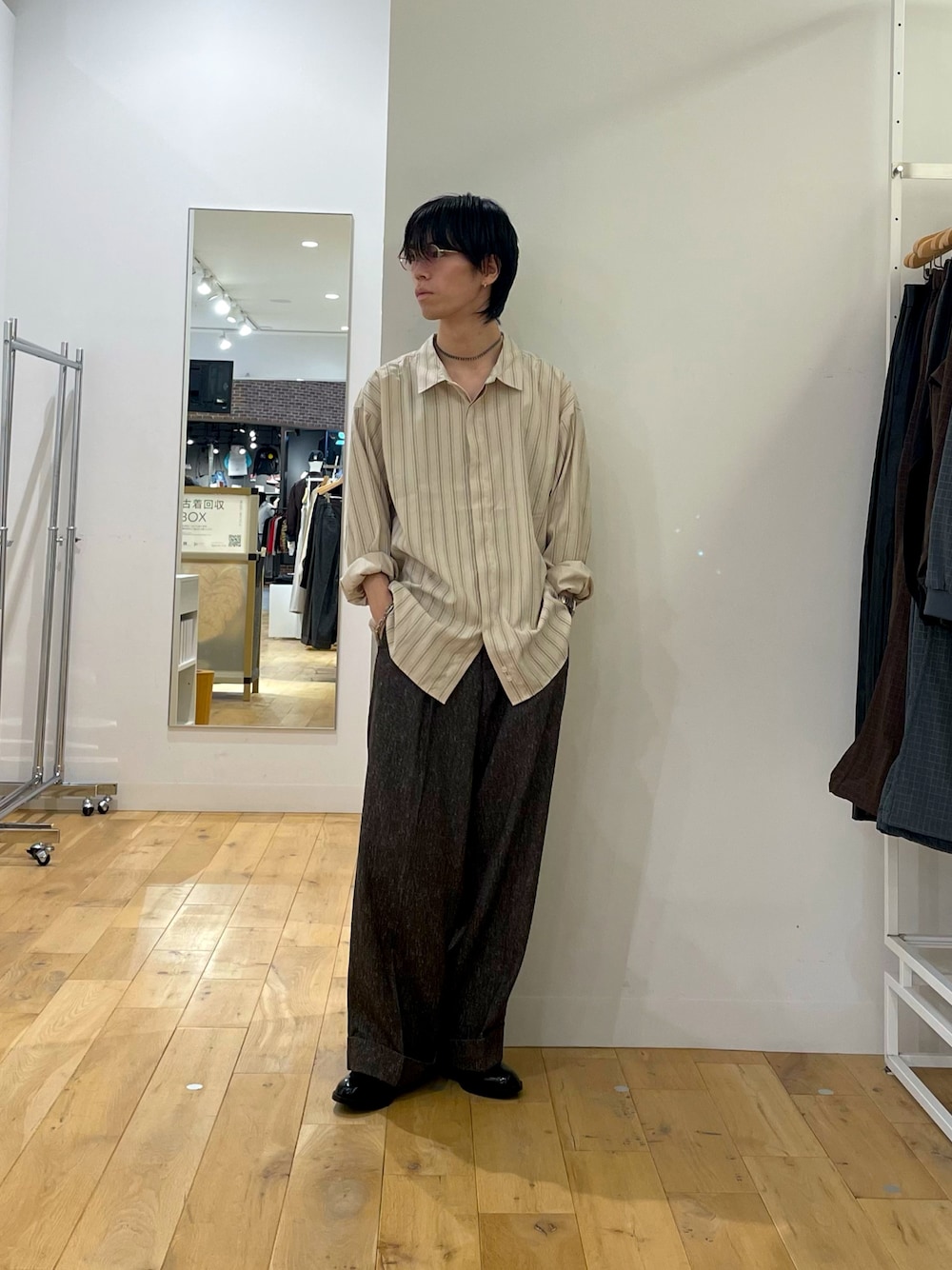 ベージュ系のシャツ/ブラウス、ブラウン系のその他パンツ、ブラック系のその他シューズを着用したメンズの秋コーディネートの1枚目の写真