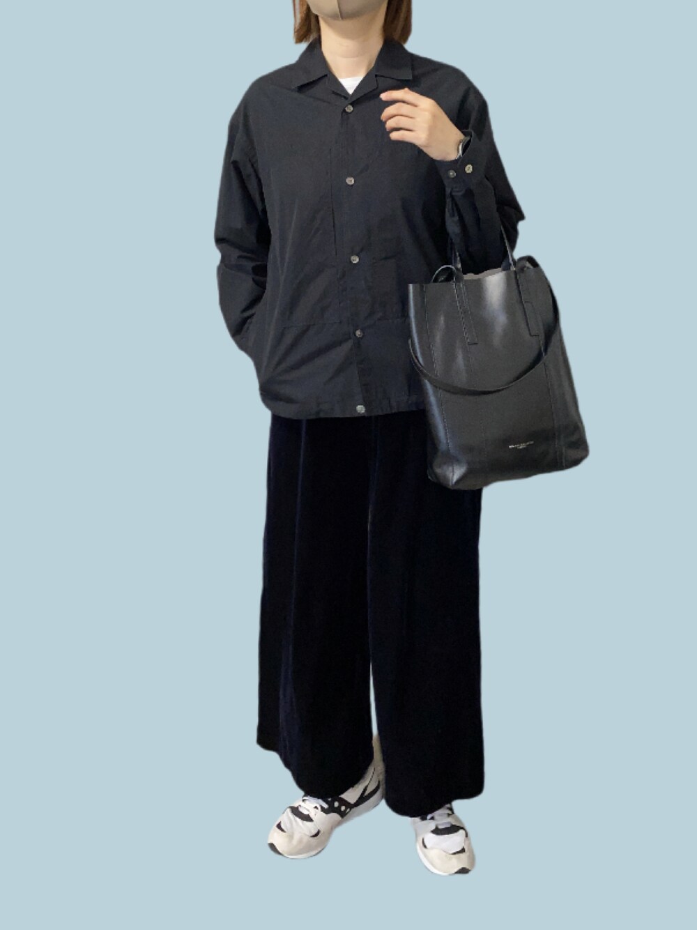 「大人カジュアル、春コーデ、ベロアパンツ、シャツブルゾン、カジュアルコーデ、スニーカー、23度」｜「UNIQLOのUNIQLO +J スーピマコットンオーバーサイズシャツブルゾン（ブルゾン、ブラック系）」を使った、mayacoroさん（レディース・163cm）の春コーディネートの1枚目の写真