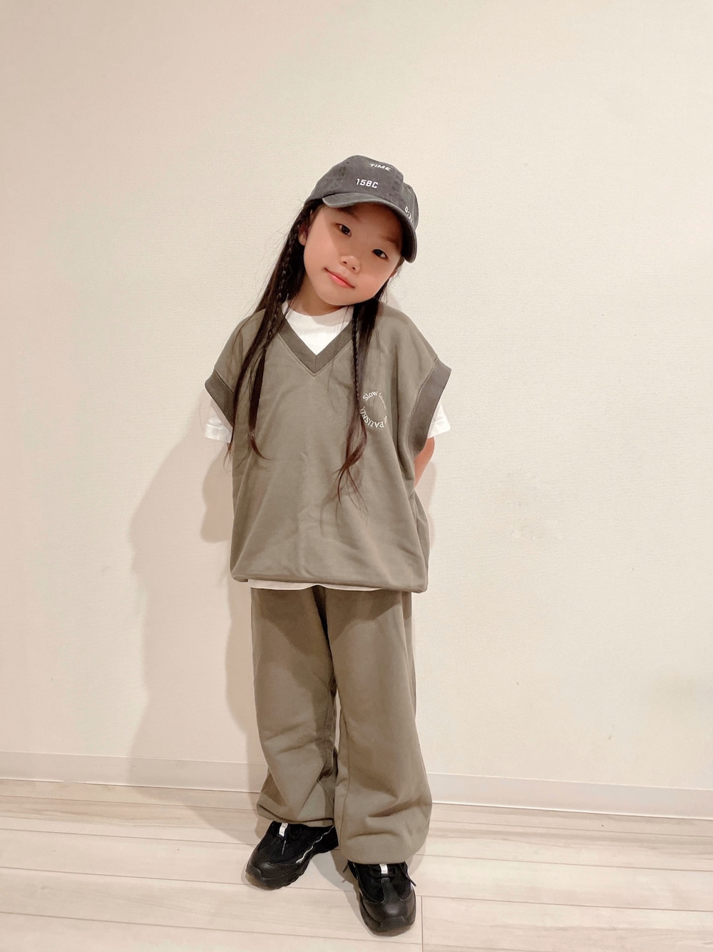 グリーン系のスウェット、グレー系のハットを着用したキッズの秋コーディネートの1枚目の写真