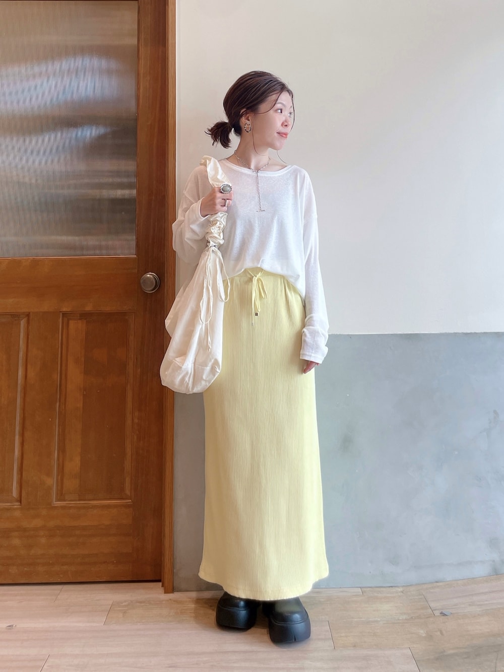 「シアートップス、リブスカート、スカートコーデ、イエロー、イエローコーデ、春コーデ、春色、春夏コーデ、春服、春カラー、オトナカジュアル、大人カジュアル、大人コーデ、低身長、低身長コーデ」｜「CIAOPANIC TYPYの【yuccA】フラワーリング（リング、グレー系）」を使った、にわまりこさん（骨格ウェーブ・レディース・151cm）の春コーディネートの1枚目の写真