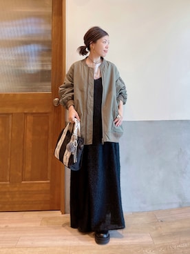 「アイテム（MA-1）」を使った、にわまりこさん（レディース・151cm）の秋コーディネート