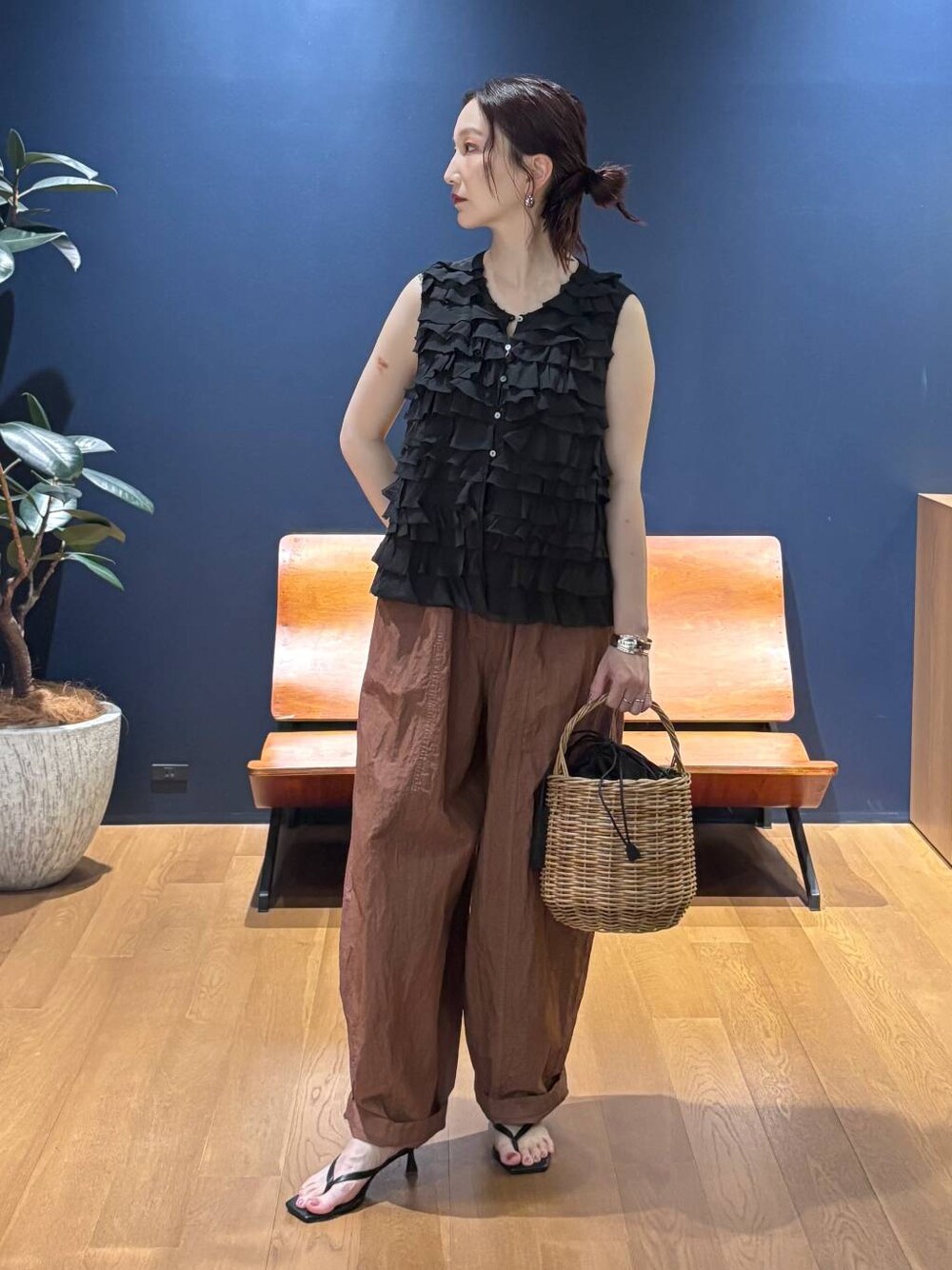 ブラウン系のその他パンツ、ブラック系のシャツ/ブラウス、シルバー系のバングル/リストバンドを着用したレディースの春コーディネートの1枚目の写真