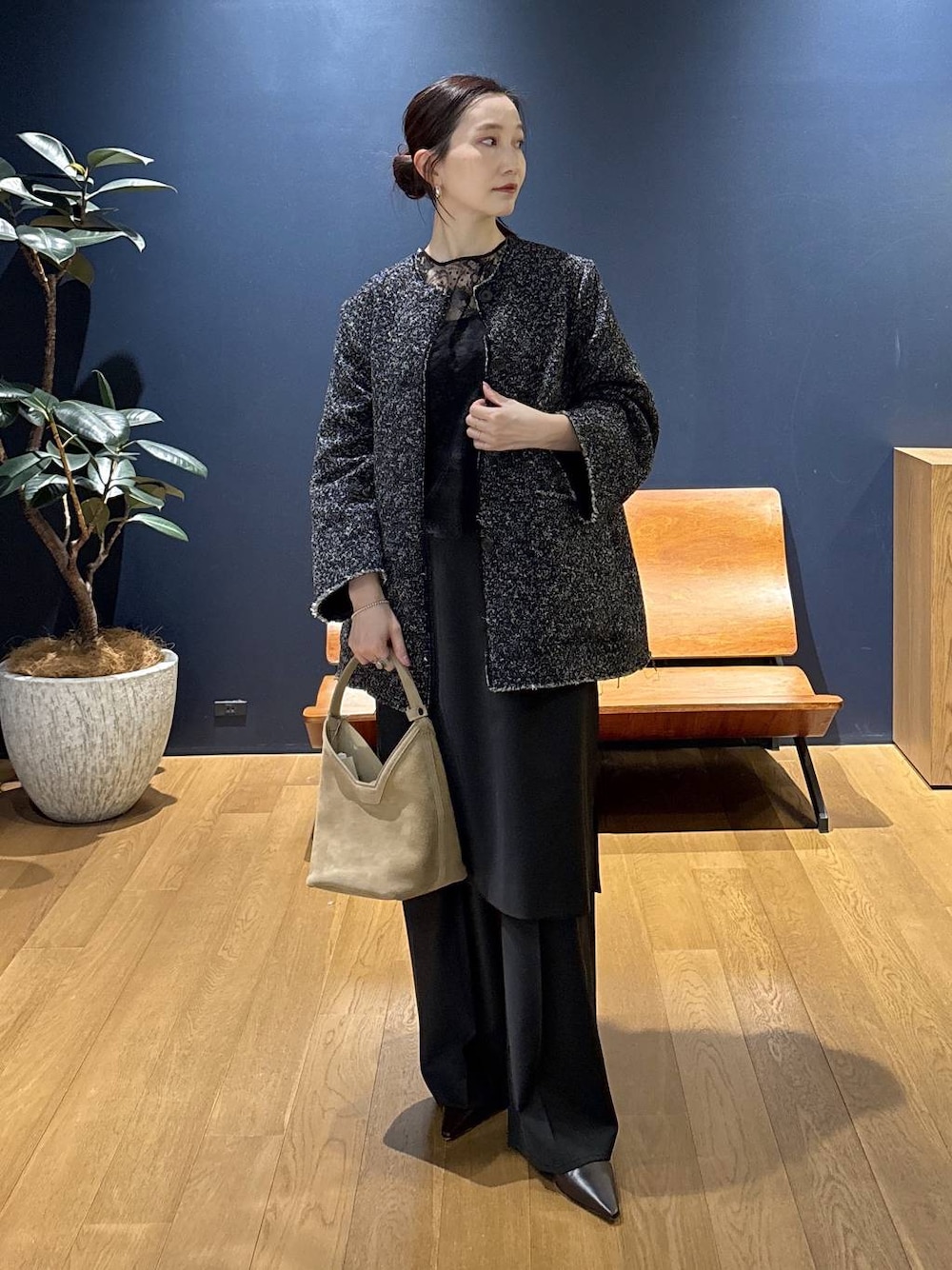 ブラック系のノーカラージャケット、ブラック系のシャツ/ブラウス、ブラック系のその他パンツを着用したレディースの冬コーディネートの1枚目の写真