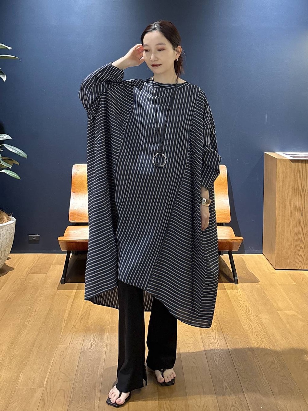 ブラック系のその他パンツ、ブルー系のシャツ/ブラウス、ブラック系のネックレスを着用したレディースの春コーディネートの1枚目の写真