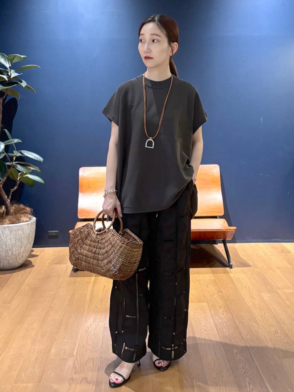 ブラック系のその他パンツ、グレー系のニット/セーターを着用したレディースの夏コーディネートの1枚目の写真