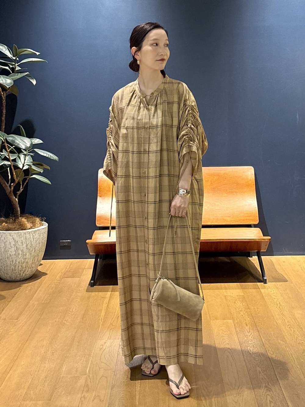 ベージュ系のワンピース、シルバー系のバングル/リストバンド、シルバー系のピアス(両耳用)を着用したレディースの春コーディネートの1枚目の写真