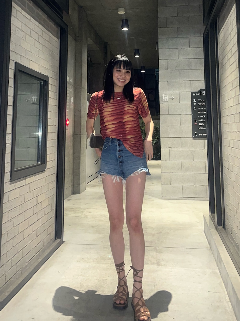 「Dr.Martens、ラクチンコーデ、デニムパンツ、古着MIX、プチプラコーデ、シンプルコーデ、夏だ！Tシャツ着よう！」｜「Abercrombie&Fitchのアイテム（デニムパンツ、ブルー系）」を使った、ももらんぼさん（レディース・170cm）の夏コーディネートの1枚目の写真