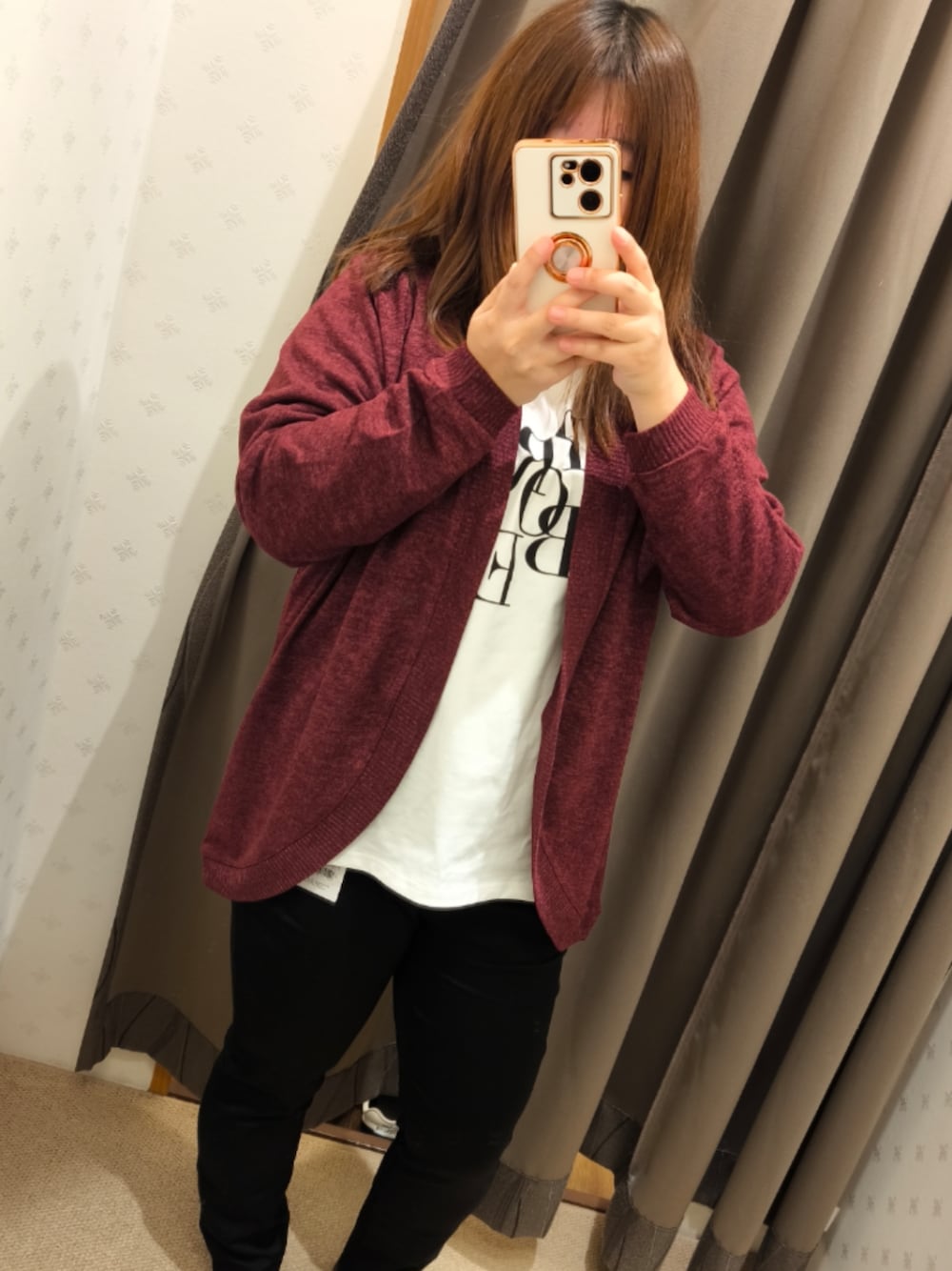 「最近のいい感じコーデ、冬コーデ、秋コーデ、赤、黒パンツ、赤いカーディガン、白Tシャツ、ラフ、シンプル」｜「Honeysの【抗菌防臭】抗菌防臭ラウンドカーデ（カーディガン/ボレロ、レッド系）」を使った、ゆなさん（レディース・152cm）の冬コーディネートの1枚目の写真