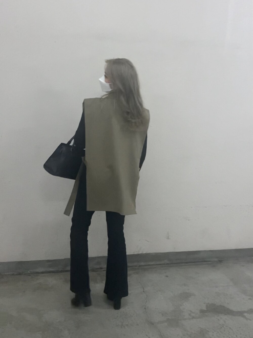 「今日のコーデ、おしゃれさんと繋がりたい、プチプラコーデ、休日コーデ、ootd、大人コーデ、ブラックコーデ、ブラック、GRL、EMODA、bonjour sagan、シンプル、シンプルコーデ、フレアパンツ、ベスト」｜「Bonjour Saganの【2021-2022 A/W 新作】ブレザーベスト（ベスト、ブラウン系）」を使った、maimaiさん（レディース・157cm）の春コーディネートの1枚目の写真