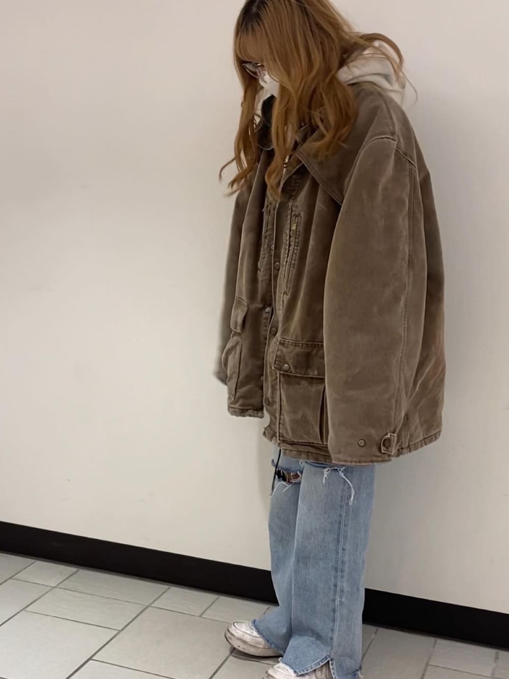 「休日スタイル、オーバーサイズ、パーカー、おしゃれさんと繋がりたい、stussy、NIKE、WHO’S WHO gallery、チョコ色に染まれ、carhartt、古着、古着MIX、古着コーデ、古着好きな人と繋がりたい、ストリート、ダメージデニムパンツ」｜「Carharttのアイテム（ジャケット/アウター、ブラウン系）」を使った、maimaiさん（レディース・157cm）の冬コーディネートの1枚目の写真