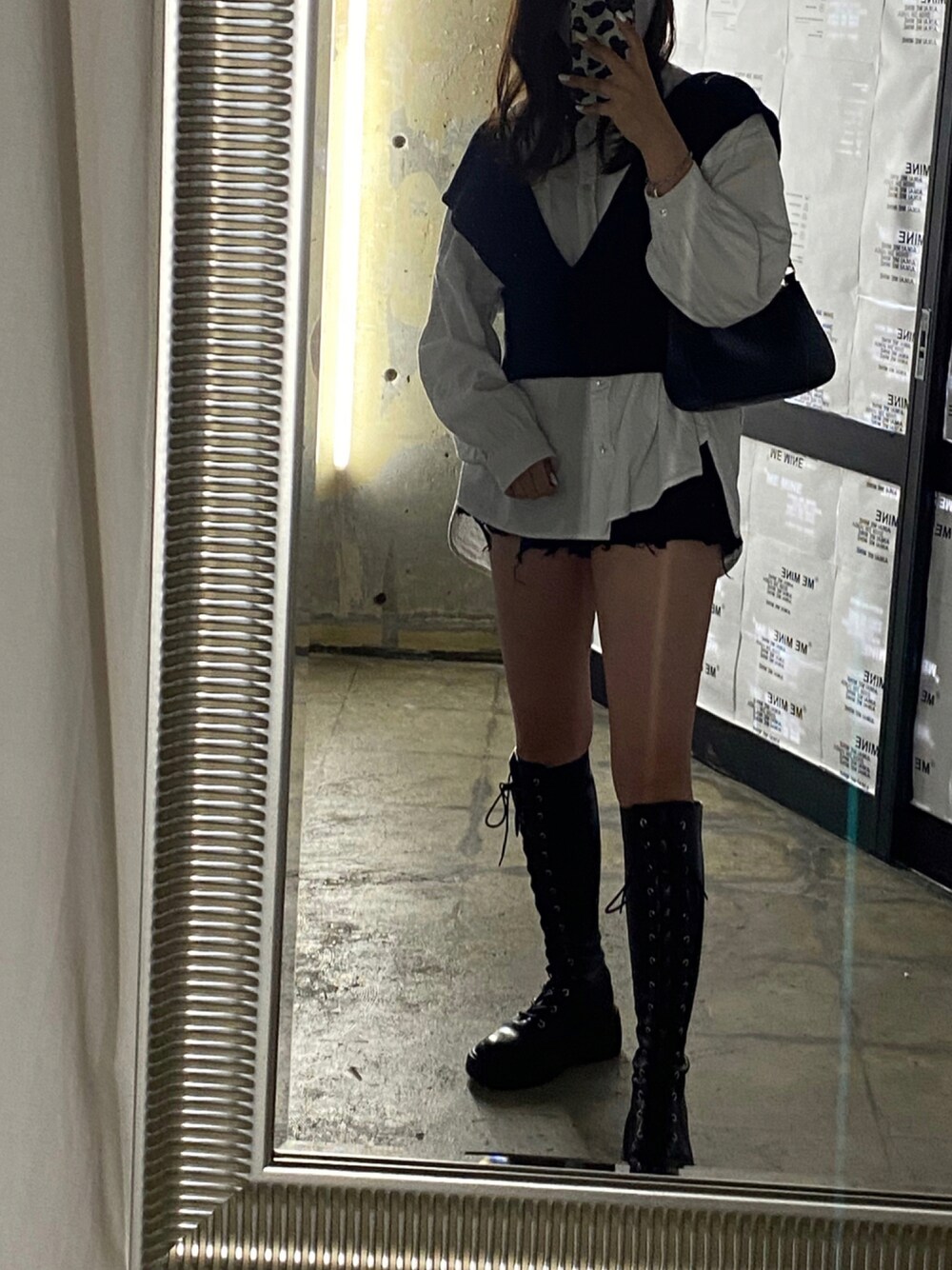 「ブーツ、ショートパンツ、モノトーン、大人カジュアル、フリンジ、プチプラ、jouetie、ootd、ミニバッグ、Avail、大人かわいい、秋コーデ、オトナ女子、shein、いいね、save、フォローお願いします🤑」｜「jouetieのレースアップスニーカーソールロングブーツ（ブーツ、ブラック系）」を使った、maimaiさん（レディース・157cm）の秋コーディネートの1枚目の写真