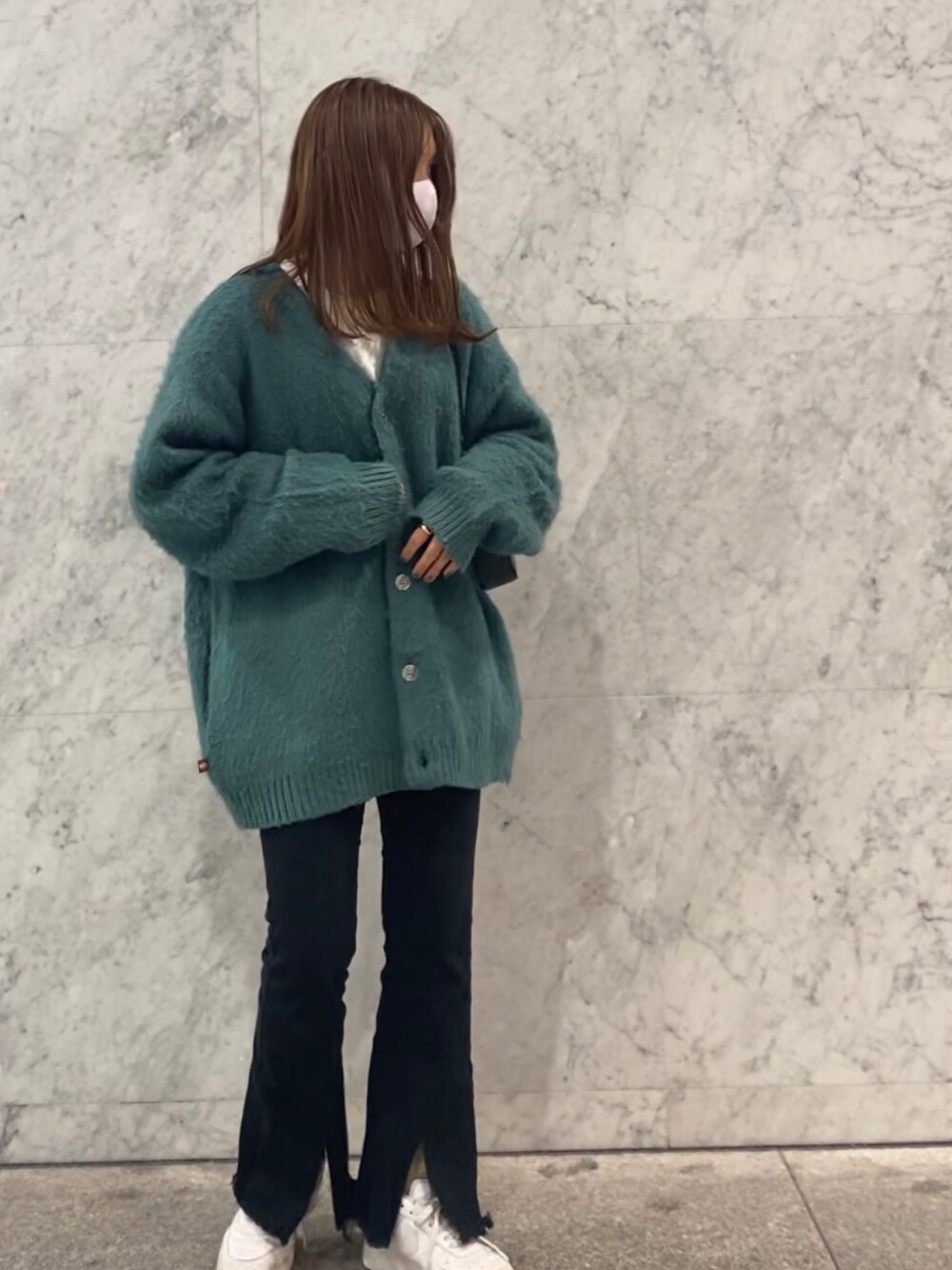 「秋のコーデ、シンプルコーデ、オトナカジュアル、カジュアル、ootd、フレアパンツ、カーディガン、GRL、WHO’S WHO gallery、緑のカーディガン、フリンジ、冬、カラーコーデ、大人女子、グリーン」｜「WHO'S WHO galleryの【KOOKY'N/クーキー】アルパカ混モヘアライクカーディガン（カーディガン/ボレロ、グリーン系）」を使った、maimaiさん（レディース・157cm）の秋コーディネートの1枚目の写真