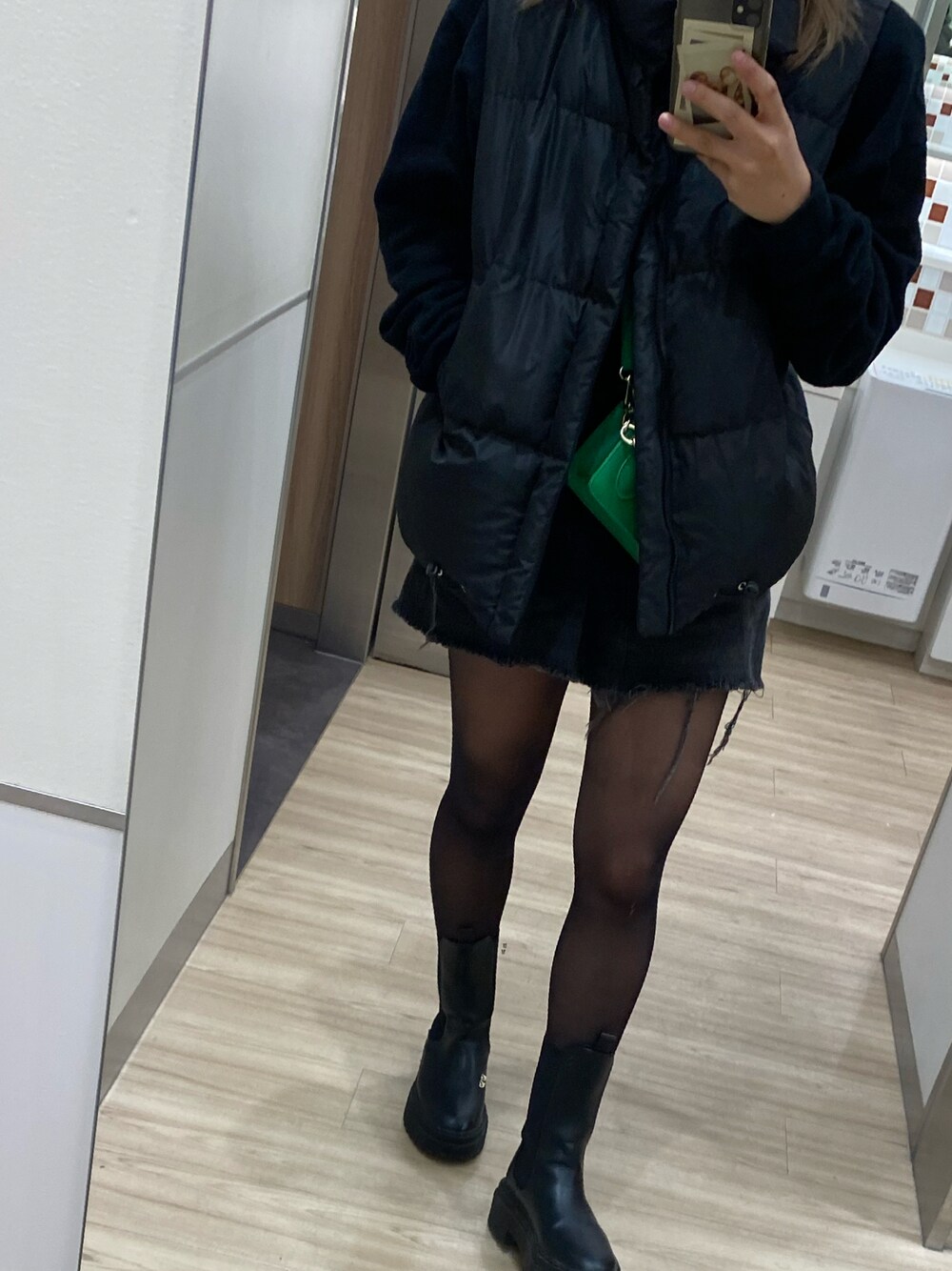 「girl、black、SHIEN、cool」｜「SHEINのアイテム（ダウンベスト、ブラック系）」を使った、ぴぃさん（レディース・160cm）の冬コーディネートの1枚目の写真