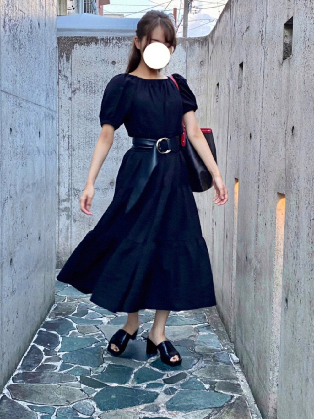 「ブラックコーデ、休日スタイル、キレイめ、お出かけコーデ、ootd、オトナカジュアル、옷」｜「RANDAのアイテム（サンダル、ブラック系）」を使った、미사さん（レディース・155cm）の秋コーディネートの1枚目の写真