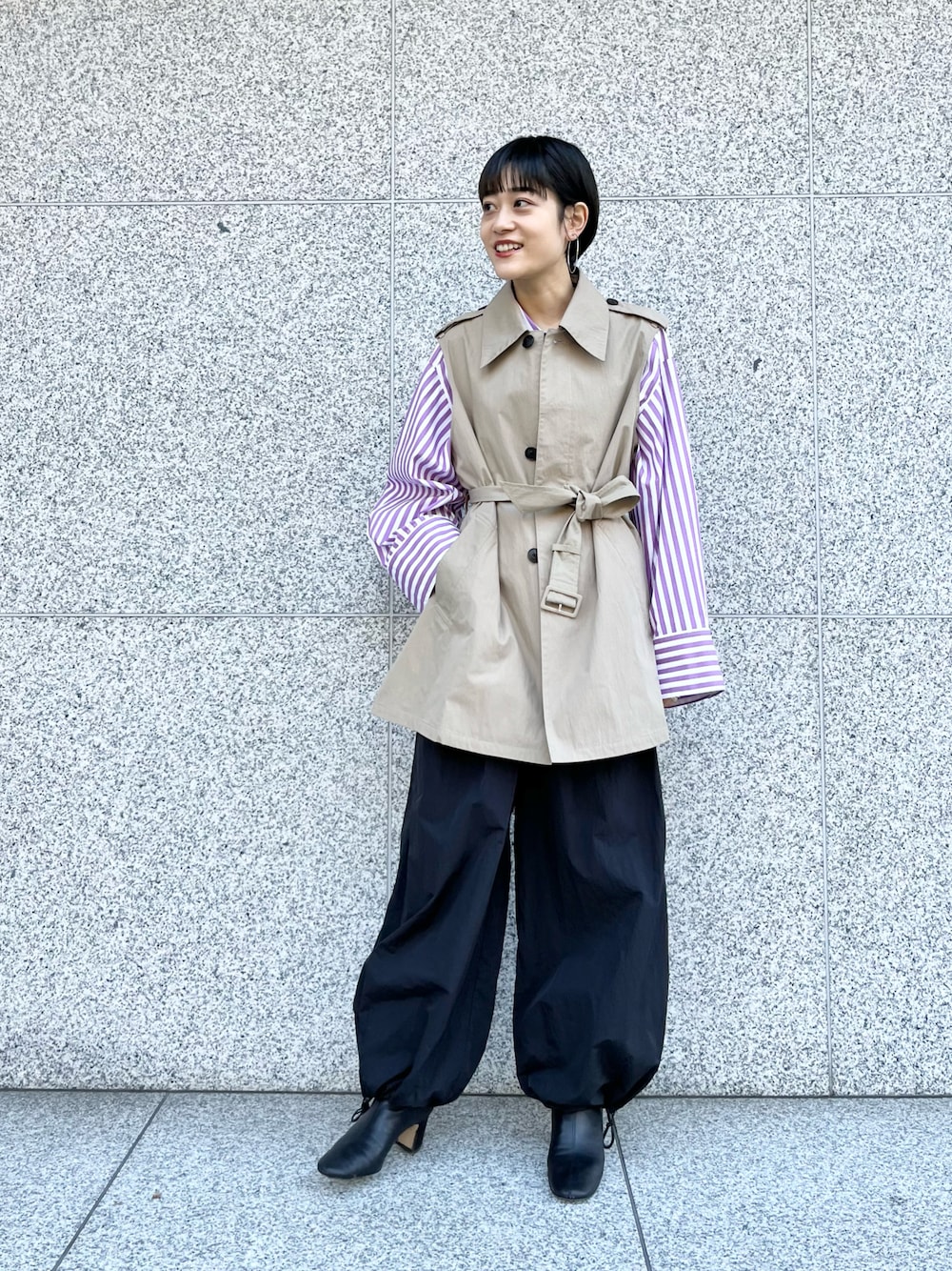 ベージュ系のベスト、パープル系のシャツ/ブラウス、ブラック系のその他パンツを着用したレディースの冬コーディネートの1枚目の写真