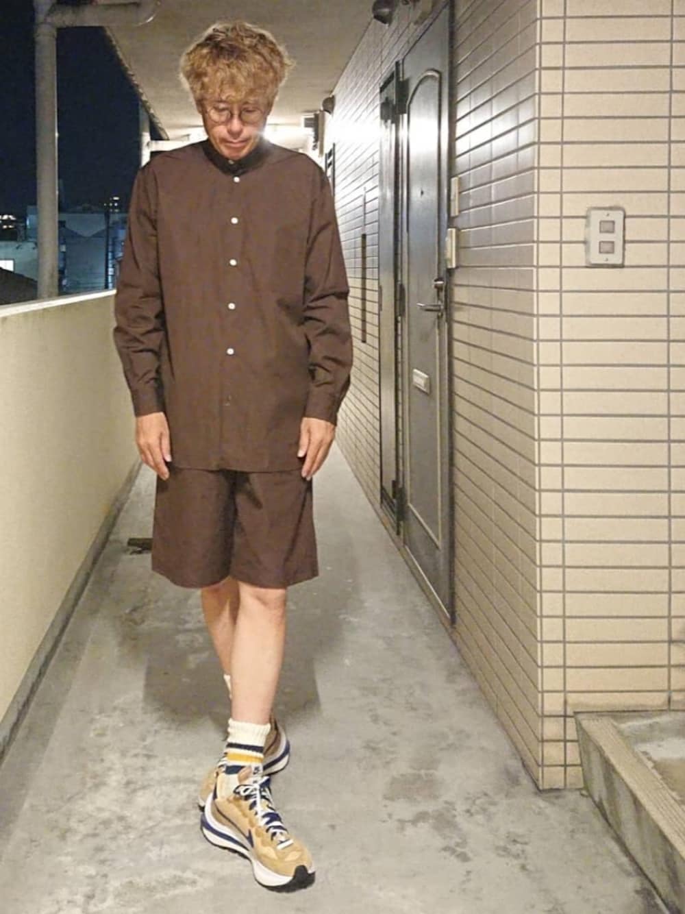 「ヴェイパーワッフル、NIKE、sacai、sacai×nike、sacaiwaffle、秋コーデ、シンプルコーデ、ラフ、シャツスタイル、スニーカーコーデ、きれいめカジュアル、ブラウン、おしゃれさんと繋がりたい」｜「CristaSeya のアイテム（シャツ/ブラウス、ブラウン系）」を使った、hiro's closet🤗🤗さん（メンズ・178cm）の秋コーディネートの1枚目の写真