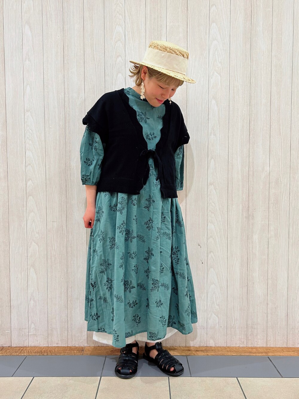「ナチュラルガーリー、ナチュラル、刺繍ワンピース、春夏コーデ、初夏コーデ、低身長、ワンピーススタイル、グルカサンダル、SM2、Samansa Mos2」｜「Samansa Mos2の太リボンカンカン帽（ハット、ホワイト系）」を使った、yukaさん（レディース・153cm）の春コーディネートの1枚目の写真