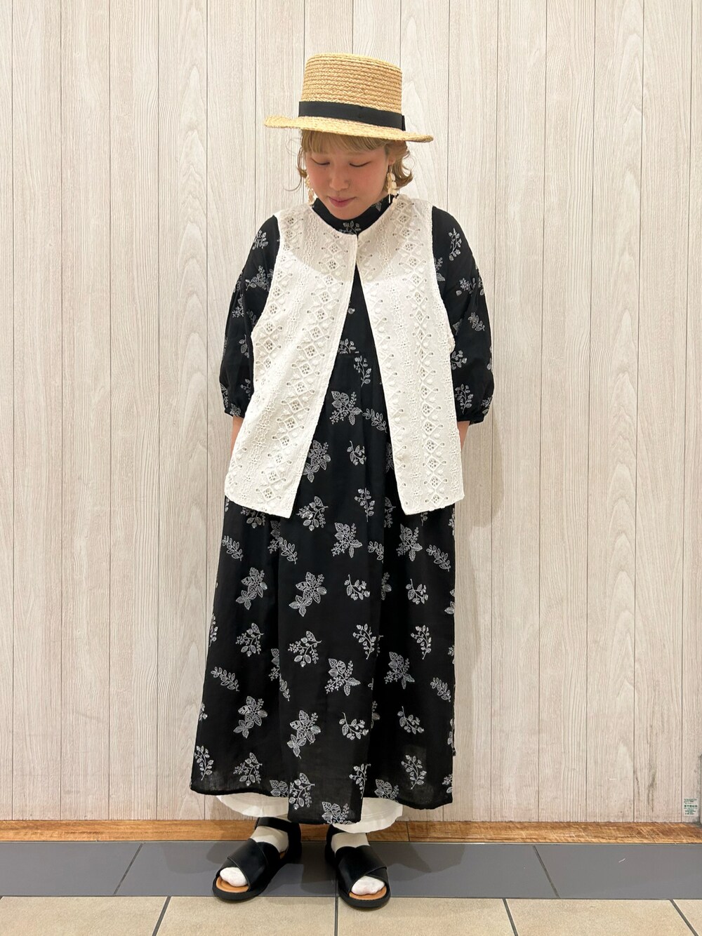 「モノトーンコーデ、ナチュラル、ナチュラルガーリー、レイヤードスタイル、刺繍、春コーデ、低身長コーデ、SM2、Samansa Mos2」｜「Samansa Mos2のアンクルストラップクロスサンダル（サンダル、ブラック系）」を使った、yukaさん（レディース・153cm）の春コーディネートの1枚目の写真