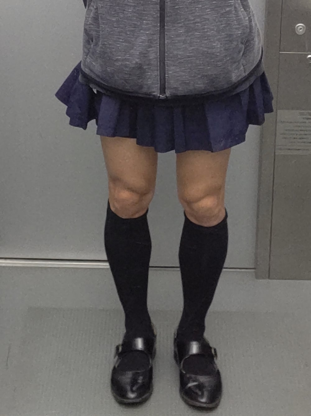 「通勤コーデ、ハイソックス」｜「UNIQLOのアイテム（パーカー、ブラック系）」を使った、privanterwindさん（レディース・170cm）の夏コーディネートの1枚目の写真