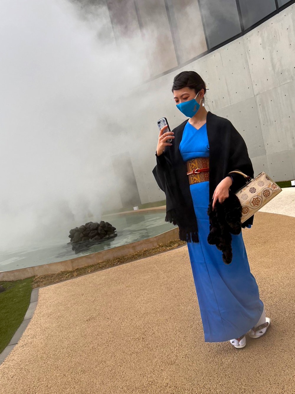 「仕立屋甚五郎、着物、ブルー、ブルーコーデ、ポンチョ、カーディガン、和装、簡単着物」｜「仕立屋甚五郎のアイテム（和装小物、ブラウン系）」を使った、sutoさん（レディース・169cm）の冬コーディネートの1枚目の写真