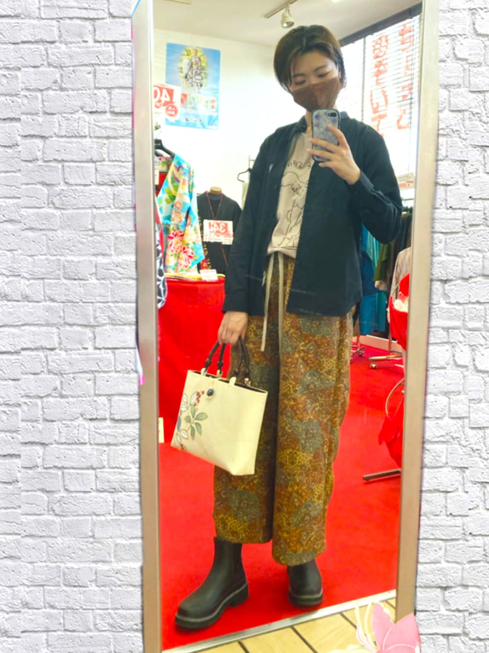 「仕立屋甚五郎、着物屋のアパレル、黒シャツ、UT、Yu nagaba、Tシャツ、和柄、総柄パンツ、着物生地、黒ブーツ、レインブーツ、ワイドパンツ」｜「仕立屋甚五郎のアイテム（ハンドバッグ、ベージュ系）」を使った、sutoさん（レディース・169cm）の春コーディネートの1枚目の写真
