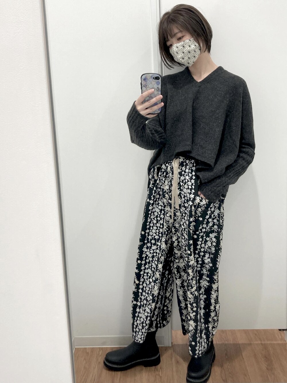 「モノクロ、モノトーン、和柄、柄パンツ、ワイドパンツ、ブーツ、HUNTER、ニット、ショート丈トップス、仕立屋甚五郎、カジュアルコーデ、黒ブーツ、サイドゴアブーツ」｜「TOPKAPIのアイテム（ニット/セーター、グレー系）」を使った、sutoさん（レディース・169cm）の春コーディネートの1枚目の写真