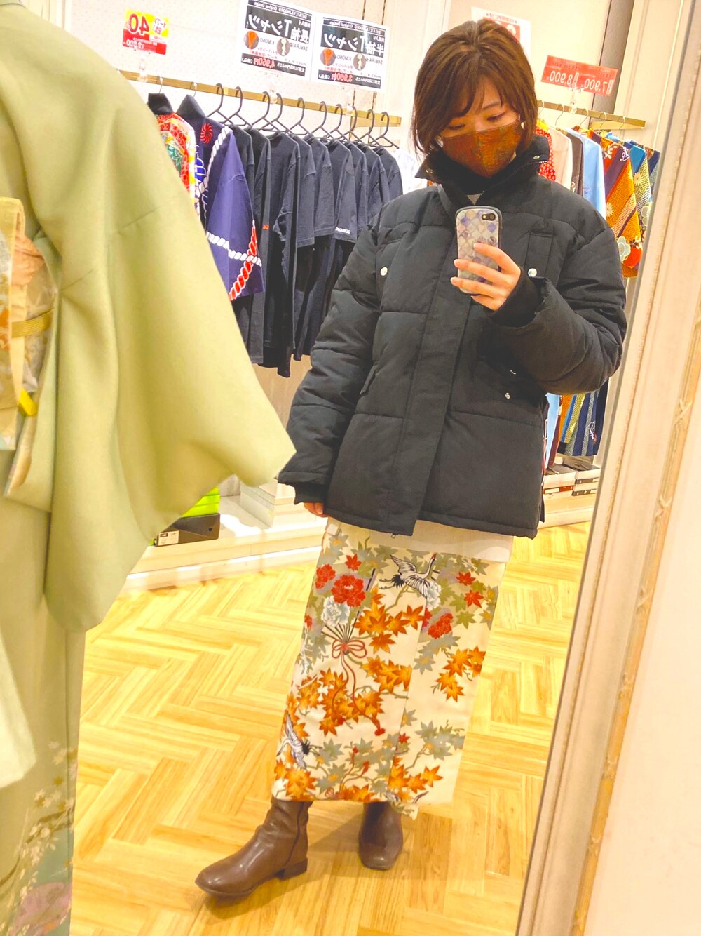 「秋冬コーデ、ダウン、花柄スカート、ラップスカート、巻きスカート、仕立屋甚五郎、ブーツ、ダウンジャケット、ロングブーツ、ベージュ、ベージュ×ブラック、和柄、柄スカート、総柄スカート、着回しコーデ」｜「LAUIRのスクエアトゥロングブーツ（ブーツ、ブラウン系）」を使った、sutoさん（レディース・169cm）の冬コーディネートの1枚目の写真