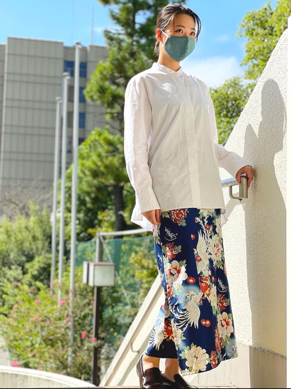 「仕立屋甚五郎、巻きスカート、和柄、ロングスカート、白シャツ、総柄、高身長女子、ラップスカート、ネイビー、ネイビー×ホワイト、ホワイト×ネイビー、総柄スカート」｜「仕立屋甚五郎のアイテム（スカート、ブルー系）」を使った、sutoさん（レディース・169cm）の秋コーディネートの1枚目の写真