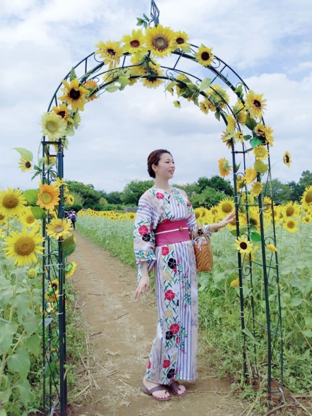 「浴衣、浴衣女子、ゆかた、ひまわり畑、夏コーデ、祭り、仕立屋甚五郎、サンダル、大人コーデ、簡単浴衣、アップスタイル、ベージュ、赤、休日スタイル」｜「仕立屋甚五郎のアイテム（浴衣、ベージュ系）」を使った、sutoさん（レディース・169cm）の夏コーディネートの1枚目の写真