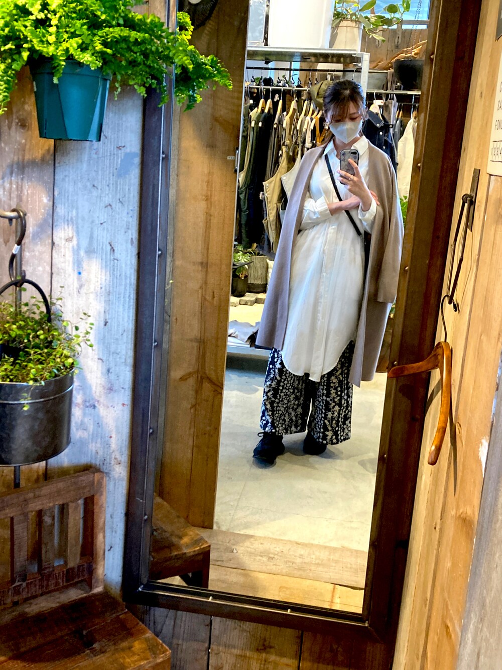 「おでかけコーデ、着回しコーデ、着物、着物生地、ワイドパンツ、ロングシャツ、シャツワンピ、和柄、和柄パンツ、スニーカー、黒スニーカー、ロングカーディガン、カーディガン、ＧＷ」｜「toucher du briseのリボン付 シャツワンピース（ワンピース、ホワイト系）」を使った、sutoさん（レディース・169cm）の春コーディネートの1枚目の写真