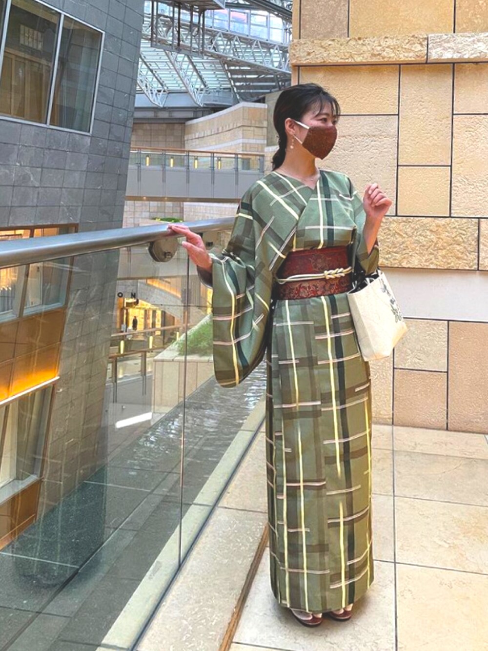「仕立屋甚五郎、簡単着物、簡単帯、着物、和装、グリーン、チェック、チェック柄、西陣織、誰でも簡単に着れる着物、29秒で着れる着物、簡単に着れる、総柄」｜「仕立屋甚五郎のアイテム（ハンドバッグ、ベージュ系）」を使った、sutoさん（レディース・169cm）の冬コーディネートの1枚目の写真