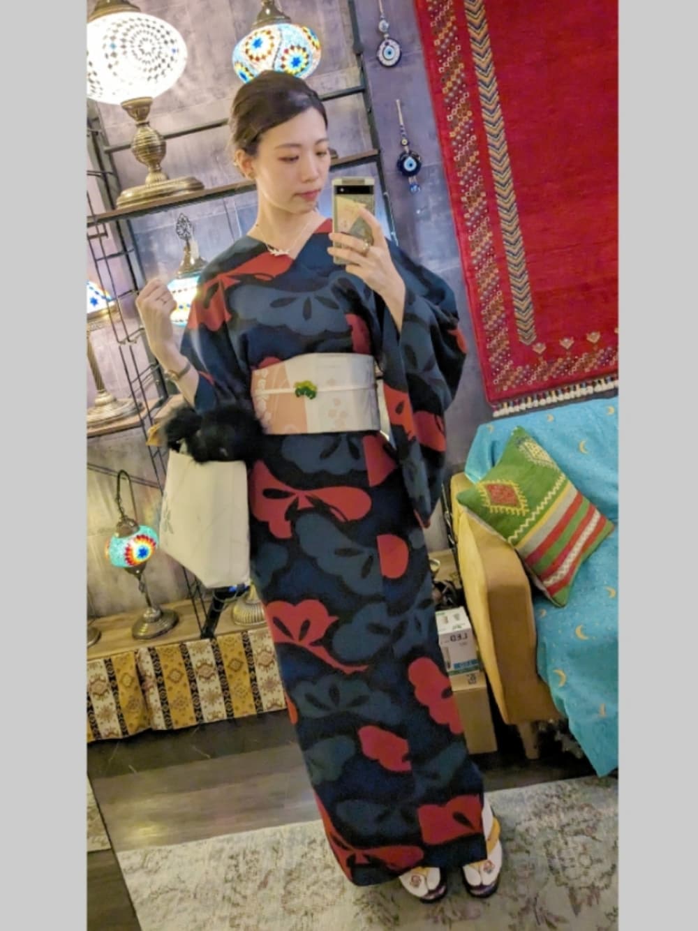 「高身長コーデ、仕立屋甚五郎、着物、着物コーデ、簡単着物、スタイルアップ、柄、帯留め、ネイビー×レッド、紺×赤、着回しコーデ、観光コーデ」｜「仕立屋甚五郎のアイテム（着物、ブルー系）」を使った、sutoさん（レディース・169cm）の冬コーディネートの1枚目の写真