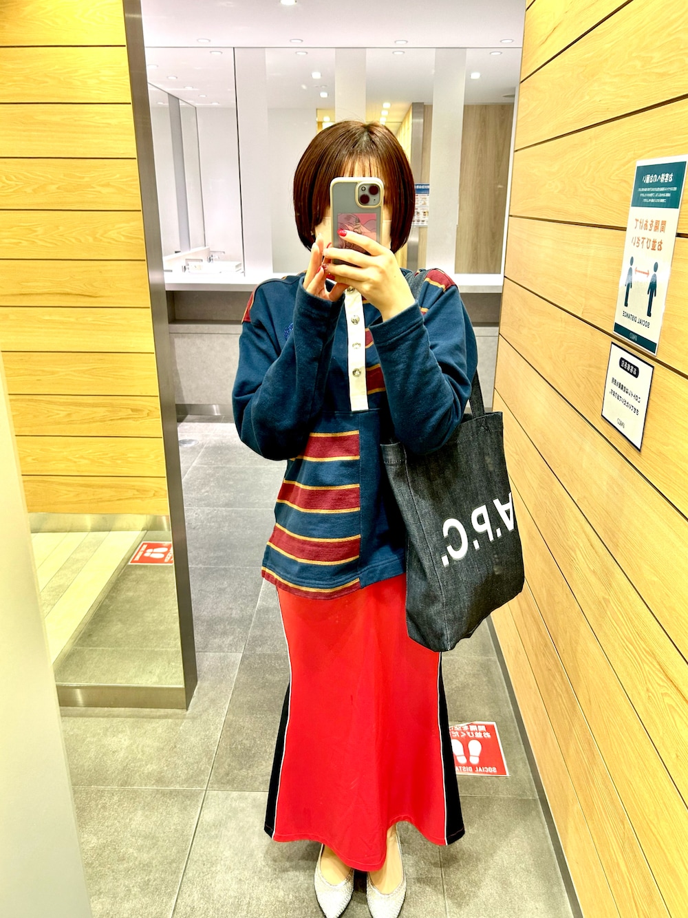 「Polo Ralph Lauren、BEAMS、Champion、パンプス、ロングスカート、A.P.C.、赤、カジュアルコーデ、カジュアル、休日コーデ、トートバッグ、マーメイドスカート、オトナカジュアル、カラーコーデ、ジャージ」｜「A.P.C.のTOTE LAURE（トートバッグ、ブルー系）」を使った、🌜うししの🌛さん（レディース・157cm）の冬コーディネートの1枚目の写真